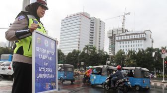 Polda Metro Jaya menggelar sosialisasi jalur motor di Jalan MH Thamrin dan Jalan Jenderal Sudirman, Jakarta, Selasa (30/1). 