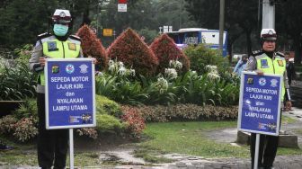 Polda Metro Jaya menggelar sosialisasi jalur motor di Jalan MH Thamrin dan Jalan Jenderal Sudirman, Jakarta, Selasa (30/1). 