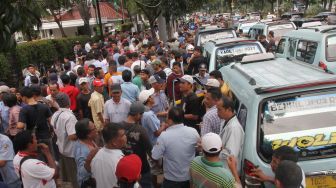 Ratusan sopir angkutan kota (Angkot) berunjuk rasa di depan Balai Kota DKI Jakarta, Rabu (31/1).