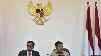 Presiden Joko Widodo didampingi Wakil Presiden Jusuf Kalla memimpin rapat terbatas tentang investasi di Kantor Presiden, Jakarta, Rabu (31/1).