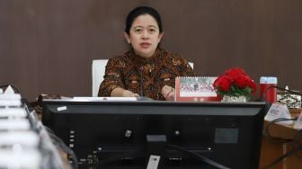 Menteri Koordinator bidang Pembangunan Manusia dan Kebudayaan (PMK), Puan Maharani memimpin rapat tingkat menteri di kantor PMK, Jakarta, Rabu (31/1). 