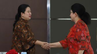 Menteri PMK Puan Maharani dan Menteri Kesehatan Nila F. Moeloek berbicang sebelum mengikuti rapat di kantor PMK, Jakarta, Rabu (31/1)