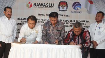 Menkominfo Rudiantara bersama Ketua Bawaslu Abhan, Ketua KPU Arief Budiman menandatangani surat perjanjian di Kantor Bawaslu, Jakarta, Rabu (31/1).