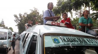 Ratusan sopir angkutan kota (Angkot) berunjuk rasa di depan Balai Kota DKI Jakarta, Rabu (31/1).