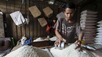 Pedagang beras dan bahan makanan pokok di Pasar Kebayoran Lama, Jakarta, Kamis (1/2). 