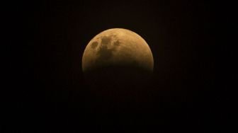 Detik-detik terjadinya fenomena Super Blue Blood Moon yang terlihat di langit Jakarta, Rabu (31/1) malam. 