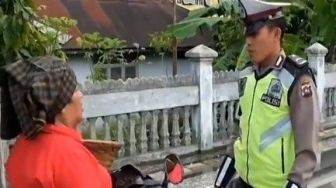 Polisi Ini Dikutuk Jadi Batu setelah Tilang Ibunya