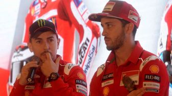 Pembalap MotoGP dari tim Ducati Jorge Lorenzo (kiri) dan Andrea Dovizioso (kanan) menjawab pertanyaan saat peluncuran program kampanye "Libas Tantanganmu" di Jakarta, Kamis (1/2).