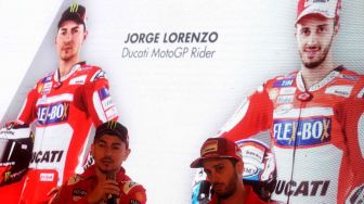 Pembalap MotoGP dari tim Ducati Jorge Lorenzo (kiri) dan Andrea Dovizioso (kanan) menjawab pertanyaan saat peluncuran program kampanye "Libas Tantanganmu" di Jakarta, Kamis (1/2).