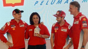 Direktur Pelumas Shell Indonesia Dian Andyasuri (kedua kiri) berbincang dengan Ducati Corse Sporting Director Paolo Ciabatti (kanan) dan dua pembalap MotoGP dari tim Ducati Jorge Lorenzo (kiri) dan Andrea Dovizioso (kedua kanan) saat peluncuran program kampanye "Libas Tantanganmu" di Jakarta, Kamis (1/2). 