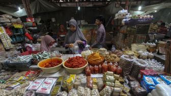 Pedagang beras dan bahan makanan pokok di Pasar Kebayoran Lama, Jakarta, Kamis (1/2). 