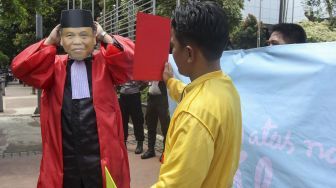 Aksi teatrikal terkait pelanggaran kode etik Ketua Mahkamah Konstitusi (MK) Arief Hidayat di depan Gedung MK, Jakarta, Kamis (1/2).