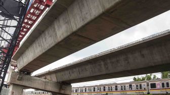 Proyek pembangunan konstruksi jalur rel dwi ganda "double-double track" di Jakarta Timur, Jumat (2/2).