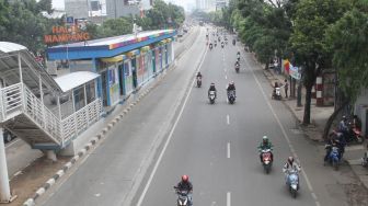 Sejumlah kendaraan melintas di Jalan Buncit Raya, Jakarta, Jumat (2/2). 