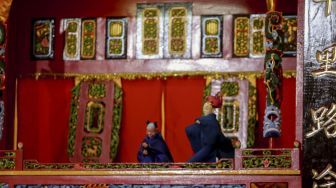 Suguhan atraksi pertunjukan Dog Show, Barongsai Patok Besi, dan Wayang Potehi menghibur pengunjung di mal Ciputra, Jakarta, Jumat (2/2). 