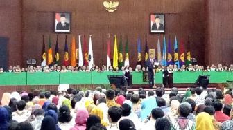 Jokowi Banggakan Kabinetnya Banyak Diisi Alumni UI