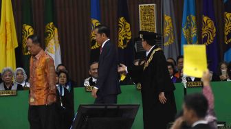 Presiden Jokowi Diganjar 'Kartu Kuning', Rektor UI Minta Maaf