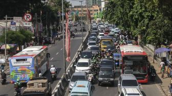 Bus Transjakarta Explorer melintas di Jalan KH Mas Mansyur kawasan Tanah Abang, Jakarta, Jumat (2/2). 