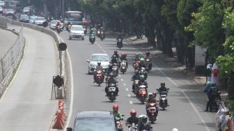 Sejumlah kendaraan melintas di Jalan Buncit Raya, Jakarta, Jumat (2/2). 