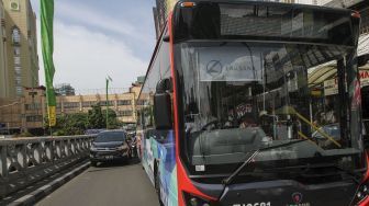 Bus Transjakarta Explorer melintas di Jalan KH Mas Mansyur kawasan Tanah Abang, Jakarta, Jumat (2/2). 
