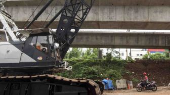 Proyek pembangunan konstruksi jalur rel dwi ganda "double-double track" di Jakarta Timur, Jumat (2/2).