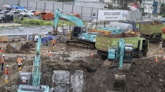 Proyek pembangunan pasar modern di kawasan Bendungan Hilir, Jakarta, Kamis (2/2).