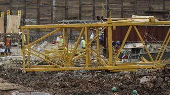 Proyek pembangunan pasar modern di kawasan Bendungan Hilir, Jakarta, Kamis (2/2).