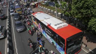 Bus Transjakarta Explorer melintas di Jalan KH Mas Mansyur kawasan Tanah Abang, Jakarta, Jumat (2/2). 