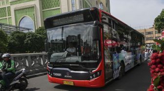 Bus Transjakarta Explorer melintas di Jalan KH Mas Mansyur kawasan Tanah Abang, Jakarta, Jumat (2/2). 