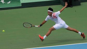 Petenis Indonesia David Agung Susanto melawan petenis Filipina Jeson Patrombon dalam partai kedua Piala Davis Grup II Zona Asia/Oseania di Stadion Tenis GBK, Jakarta, Sabtu (3/2).