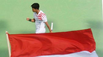 Petenis Indonesia David Agung Susanto melawan petenis Filipina Jeson Patrombon dalam partai kedua Piala Davis Grup II Zona Asia/Oseania di Stadion Tenis GBK, Jakarta, Sabtu (3/2).