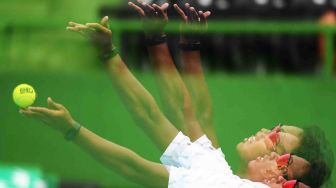 Petenis Indonesia Muhammad Althaf Dhaifullah melawan petenis Filipina Alberto Lim dalam partai pertama Piala Davis Grup II Zona Asia/Oseania di Stadion Tenis GBK, Jakarta, Sabtu (3/2).