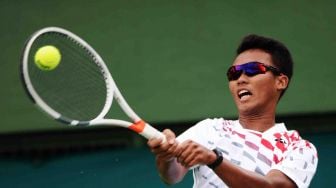 Petenis Indonesia Muhammad Althaf Dhaifullah melawan petenis Filipina Alberto Lim dalam partai pertama Piala Davis Grup II Zona Asia/Oseania di Stadion Tenis GBK, Jakarta, Sabtu (3/2).