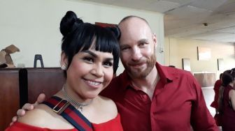 Tak Bertemu 6 Bulan, Suami Melaney Ricardo Akhirnya Pulang ke Indonesia, Netizen: Kemarin Kenapa?