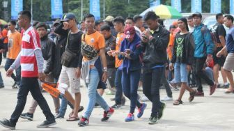 Tak Kalah dengan Bonek, Jakmania Habiskan Tiket Delapan Besar