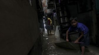 Luapan banjir sungai Ciliwung di kawasan Manggarai, Jakarta, Senin (5/2).