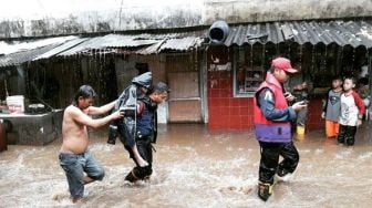 Terserang Stroke saat Terjebak Banjir di Pasar Minggu, Petugas Gendong Ibu Lela