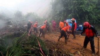 Diduga Masih Ada Korban, Tim Lanjutkan Evakuasi Longsor Puncak