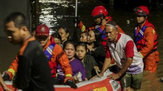 Pengungsian Penuh, Warga Rawajati Tidur di Kolong Flyover