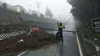 Dua Tewas dan Empat Orang Hilang saat Longsor di Puncak