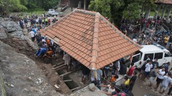 Warga bersama tim Badan Penanggulangan Bencana Daerah (BPBD) mencari korban tewas akibat longsor pada senderan penahan tebing Pura Bukit Desa Bitera, Gianyar, Senin (5/2). 