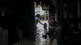 Luapan banjir sungai Ciliwung di kawasan Manggarai, Jakarta, Senin (5/2).