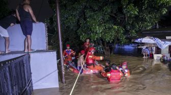 Pukul 22.00, Air di Manggarai Capai 875 Cm, Anies Siap Begadang