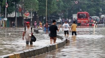 Banjir di kawasan Jatinegara, Jakarta Timur, Selas (6/2). 