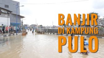 Banjir, Warga Kampung Pulo Pilih Mengungsi Depan Toko