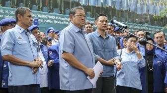 Ketua Umum Partai Demokrat Susilo Bambang Yudhoyono (SBY) memberikan keterangan pers terkait pencatutan namanya dalam skandal korupsi e-KTP di DPP Partai Demokrat, Jakarta, Selasa (6/2).