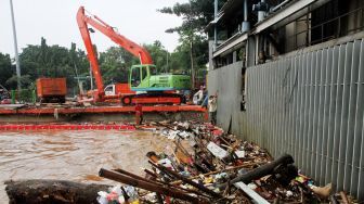 Sampah menumpuk di Pintu Air Manggarai, Jakarta, Selasa (6/2). 