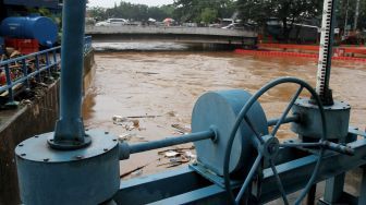 Hujan Lebat Saat Malam Tahun Baru, Pintu Air Manggarai Siaga III