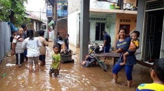 Anak-Anak Main Air Banjir, Anies: Yang Penting Setelahnya Mandi