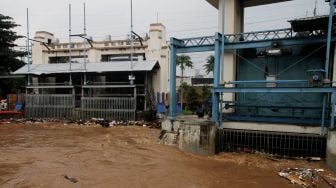 Suasana pintu air Manggarai, Jakarta, Selasa (6/2).